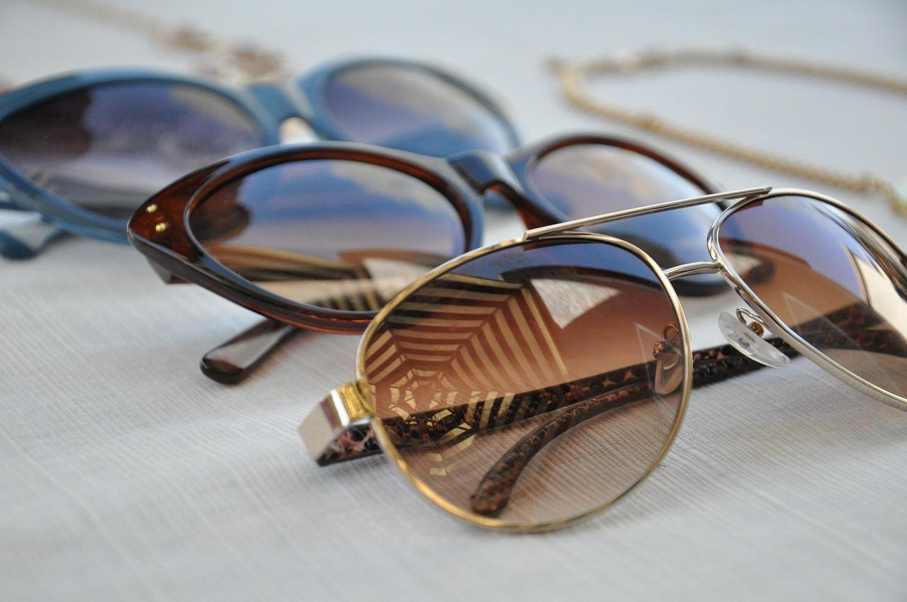 Okulary słoneczne – jak dobierać je do stroju?