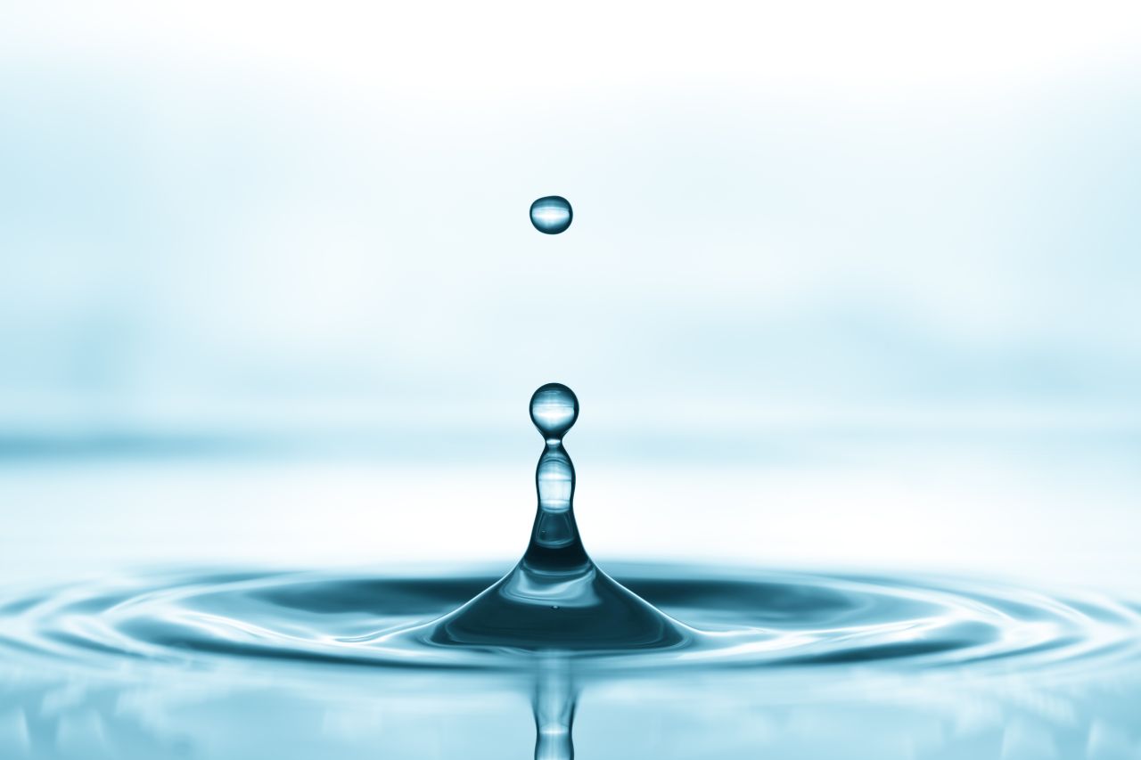 Jakie zalety ma woda alkaliczna?