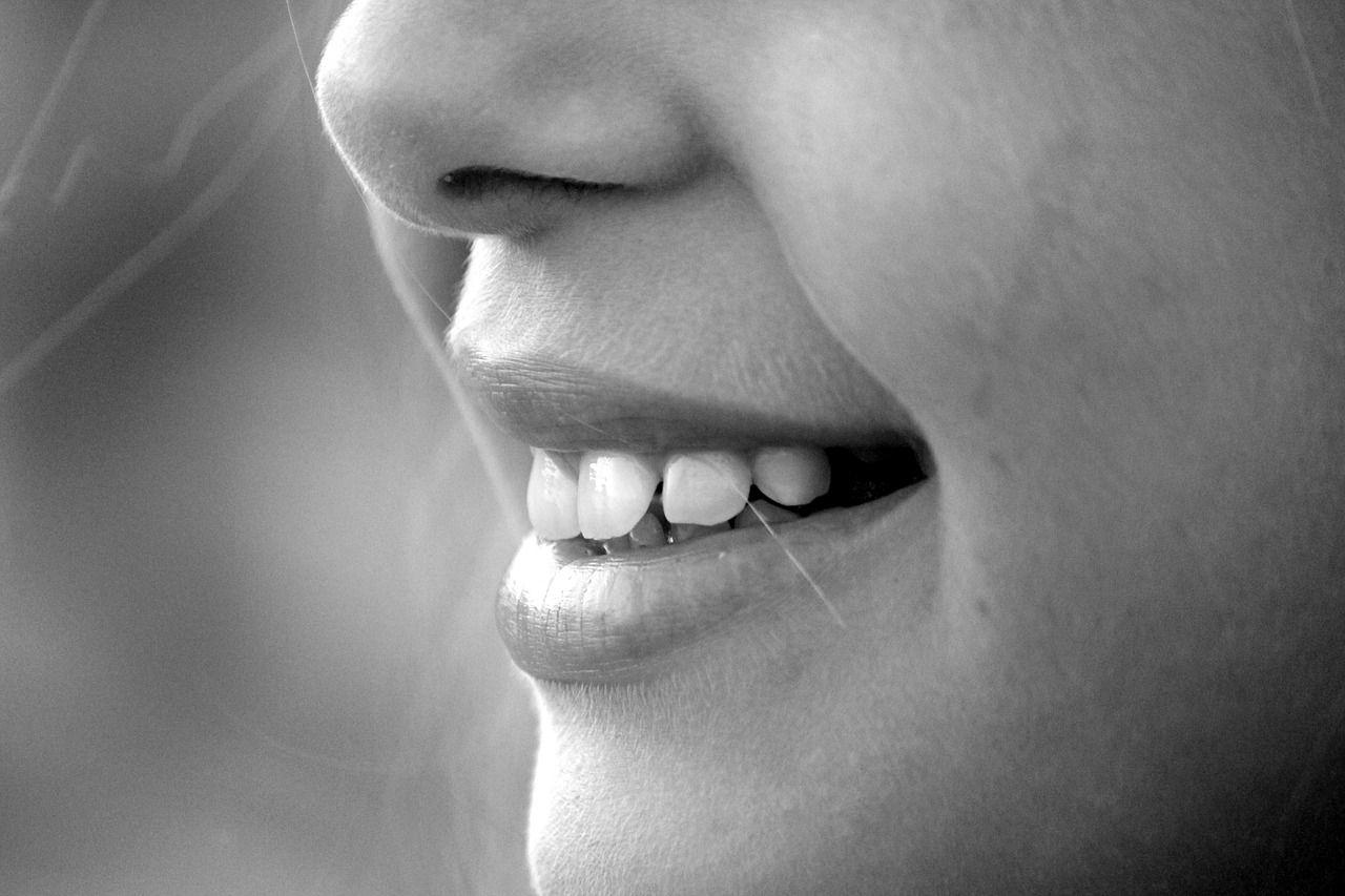 Zęby a wiek – czy wygląd naszych zębów wskazuje na wiek w takim samym stopniu co zmarszczki?