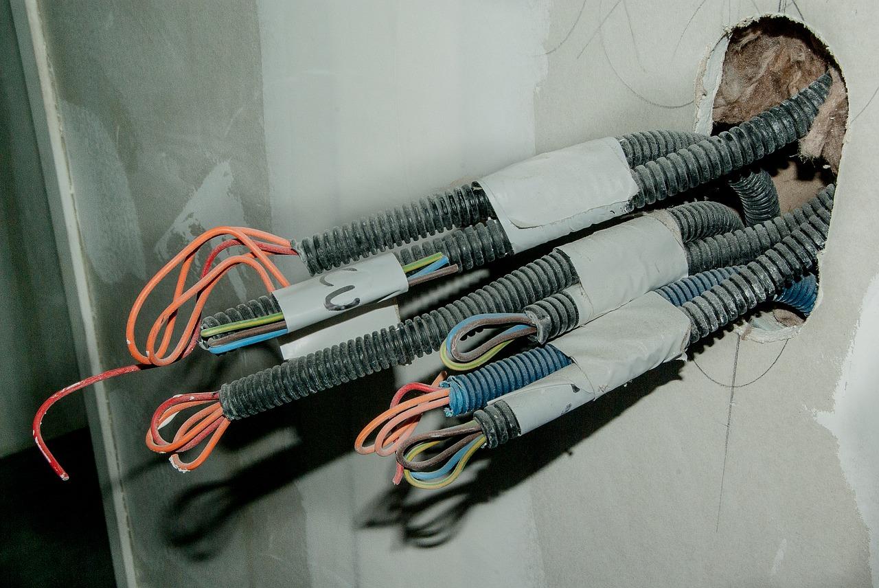Jakie akcesoria są potrzebne przy podłączaniu kabli w domu?