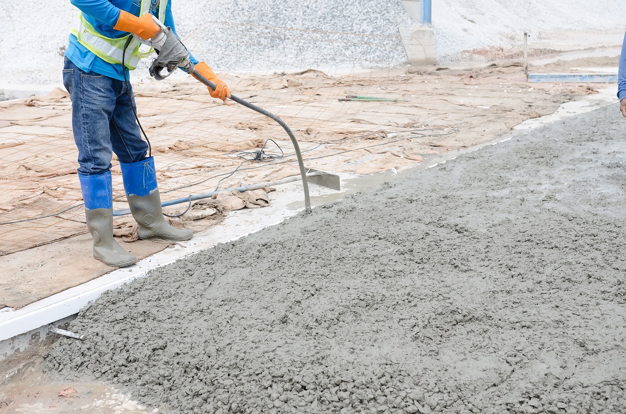 Jakie urządzenia stosuje się w ramach zagęszczania betonu na budowie?
