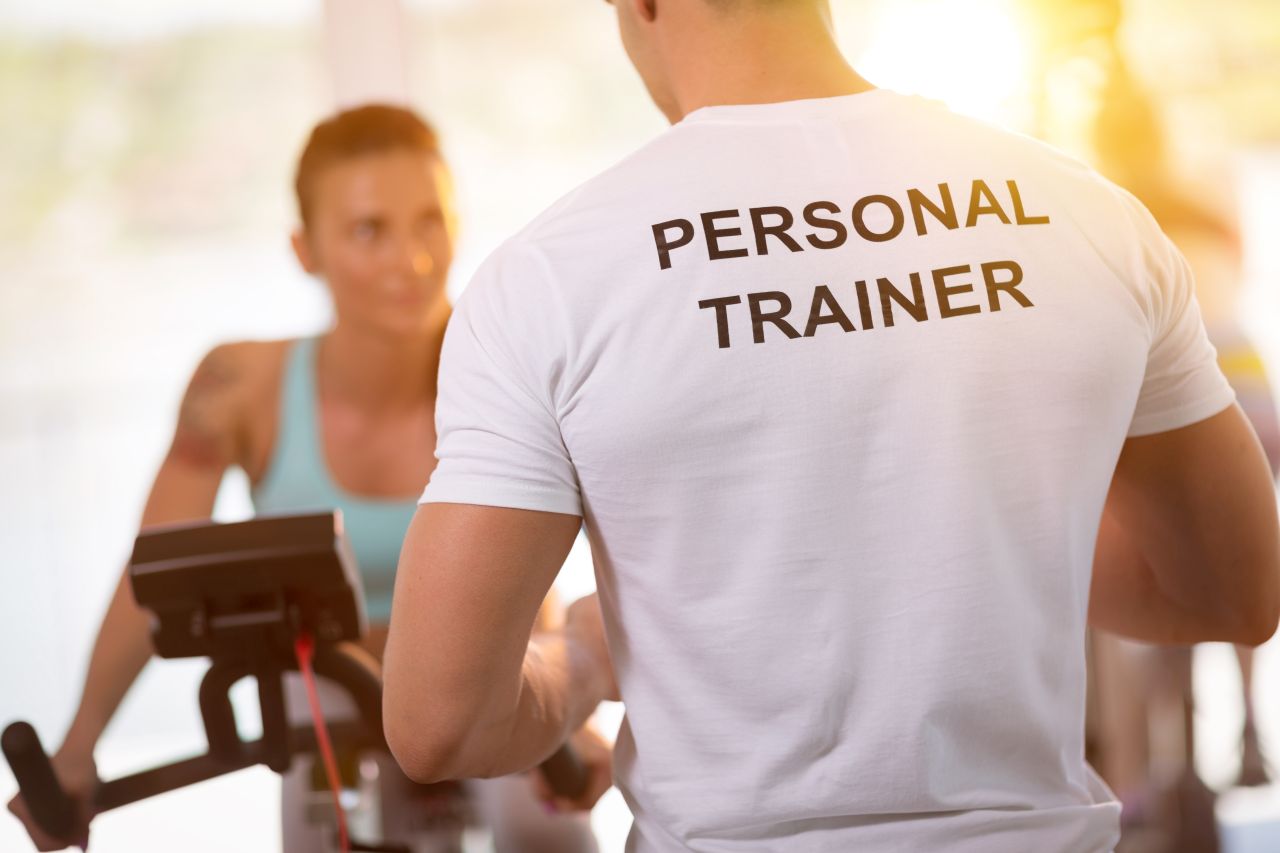 Czy opłaca się korzystać z pomocy trenerów personalnych na siłowni?