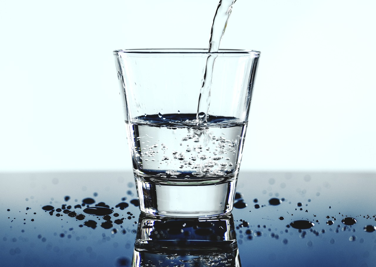 Dystrybutory wody do biura – dlaczego warto z nich korzystać?
