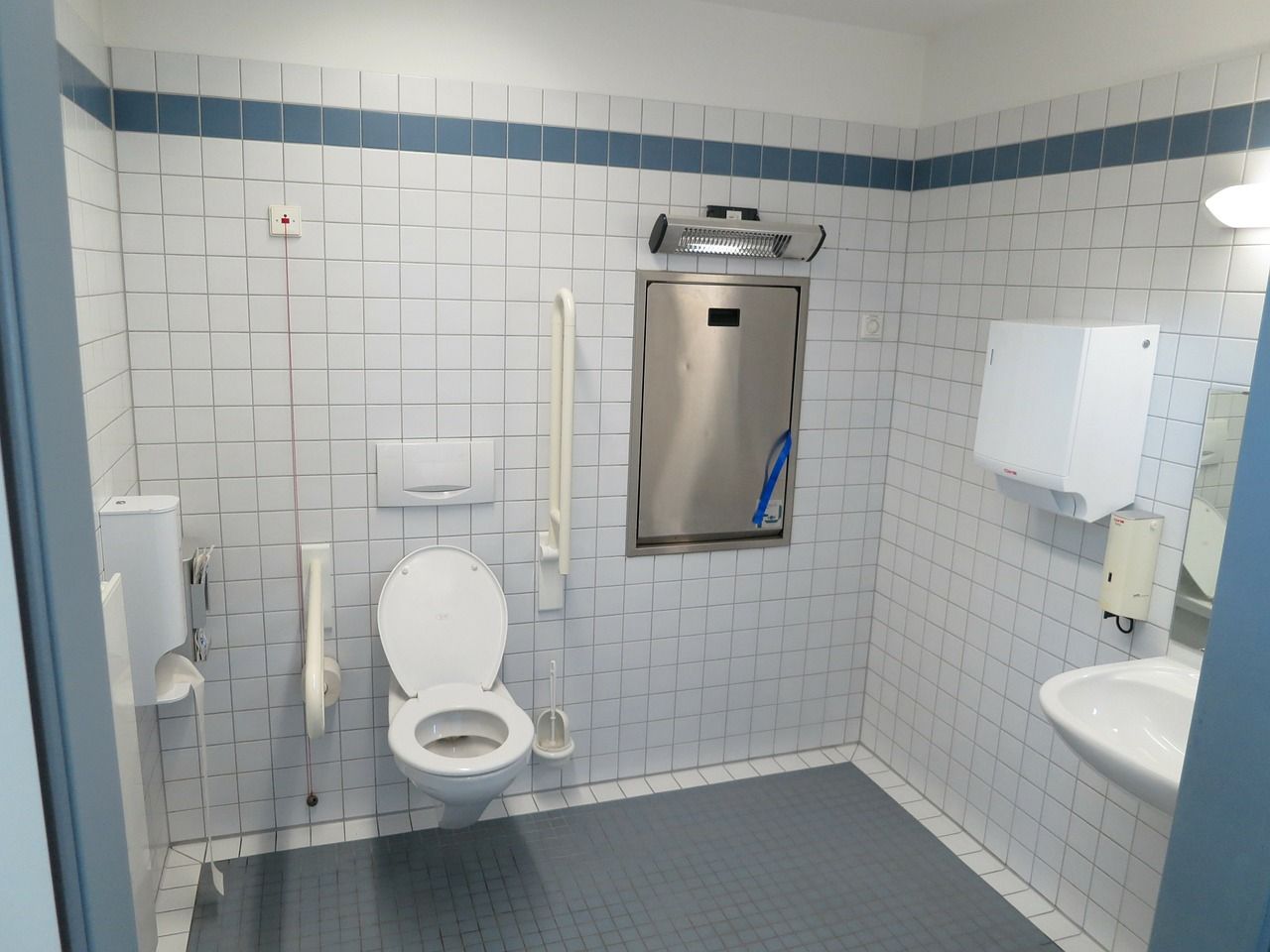 Jak powinny być wyposażone publiczne toalety?