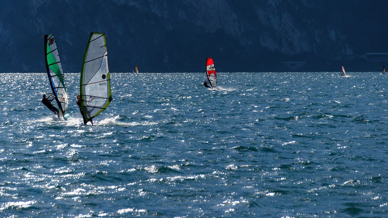 Jakie są różnice pomiędzy windsurfingiem, a kitesurfingiem?