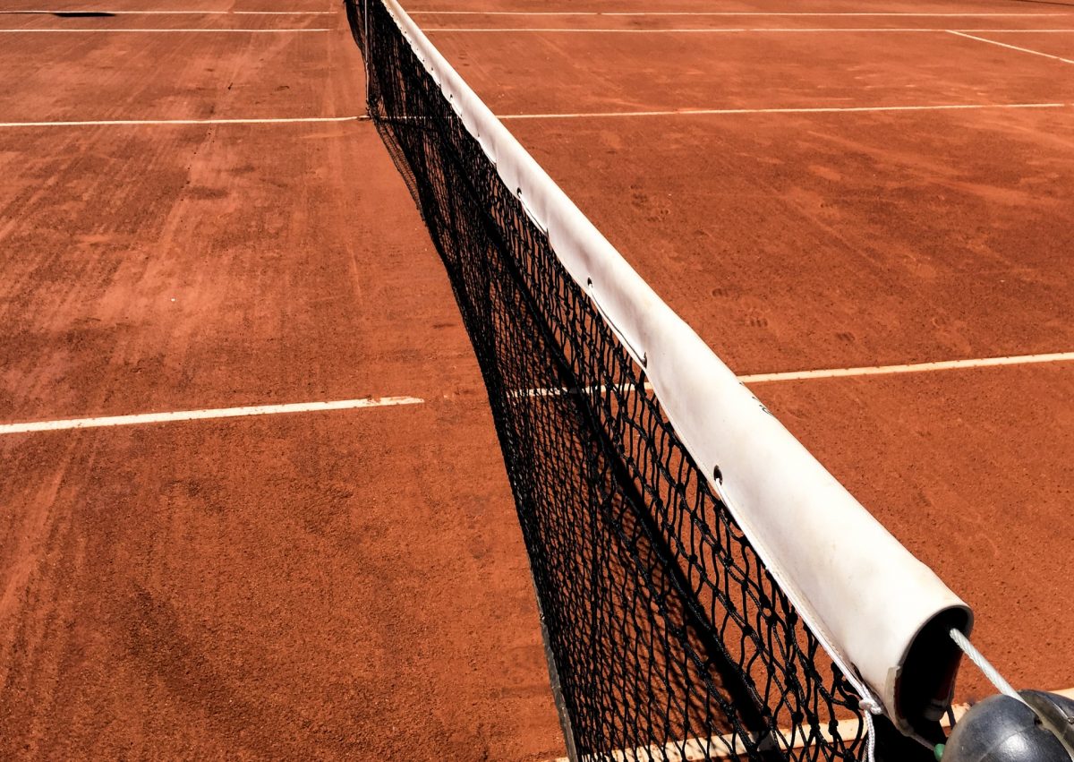 Jakie nawierzchnie stosuje się na kortach tenisowych?