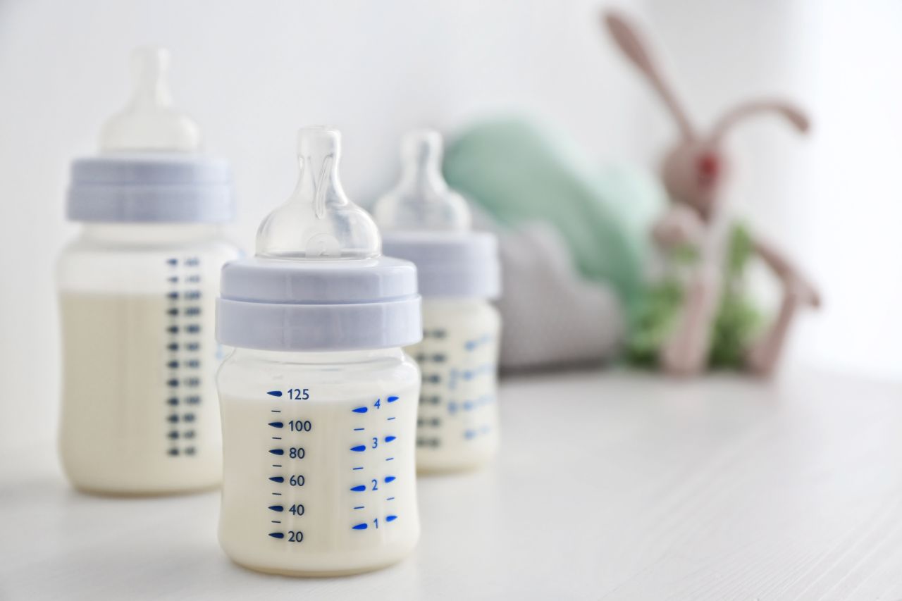 Mleko w proszku – czy powinno być podawane dla niemowląt?